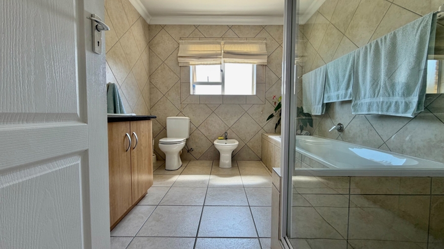 5 Bedroom Property for Sale in Mountainside Western Cape